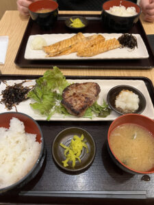 アウトレットでショッピングの前に腹拵え、炙りの幸